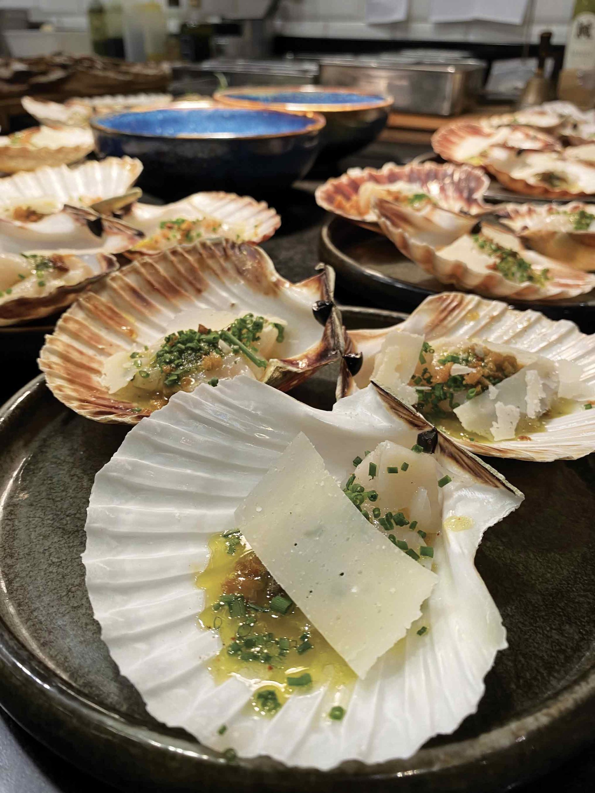 Bruno Doucet et ses coquilles Saint-Jacques de Bretagne marinées à l’huile d’olive et au citron, pesto et parmesan