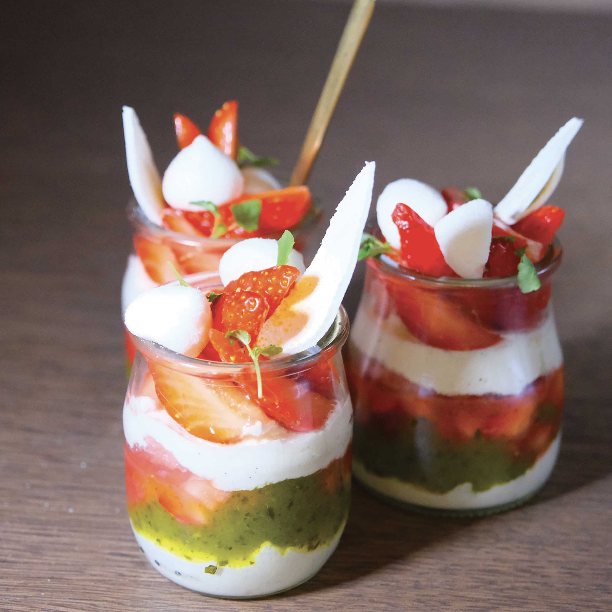 Jacques et Laurent Pourcel et leurs gourmandises aux fraises et jus de kiwi à la mélisse
