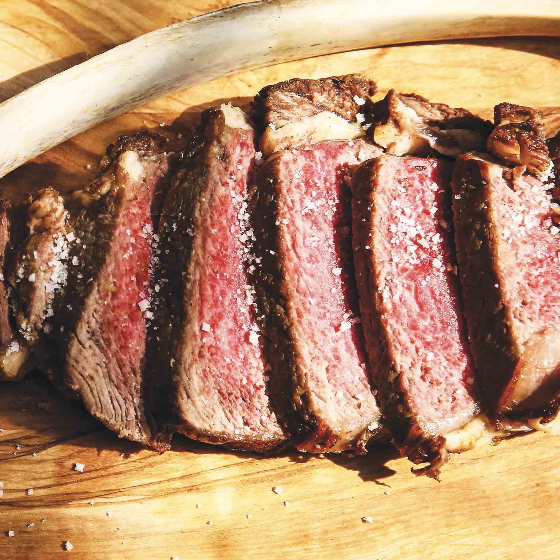 Enrique Casarrubias et sa picanha de bœuf (dos de bœuf à la base de la queue)