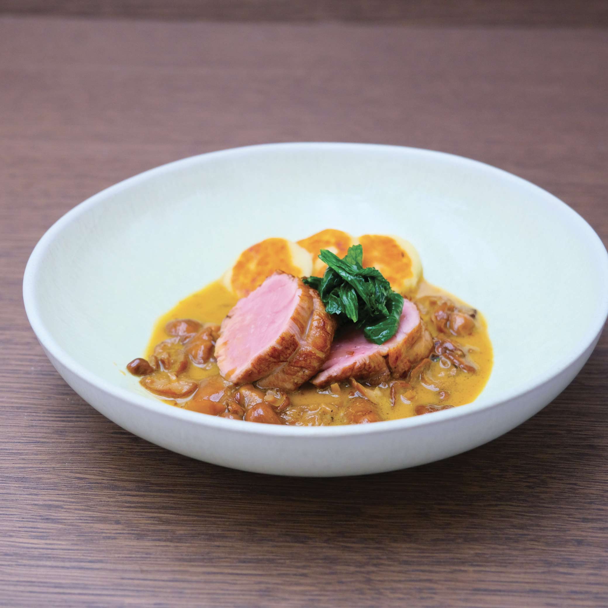 Jacques et Laurent Pourcel et leur noix de veau rôtie, jus aux mousserons de printemps, blinis de pommes de terre