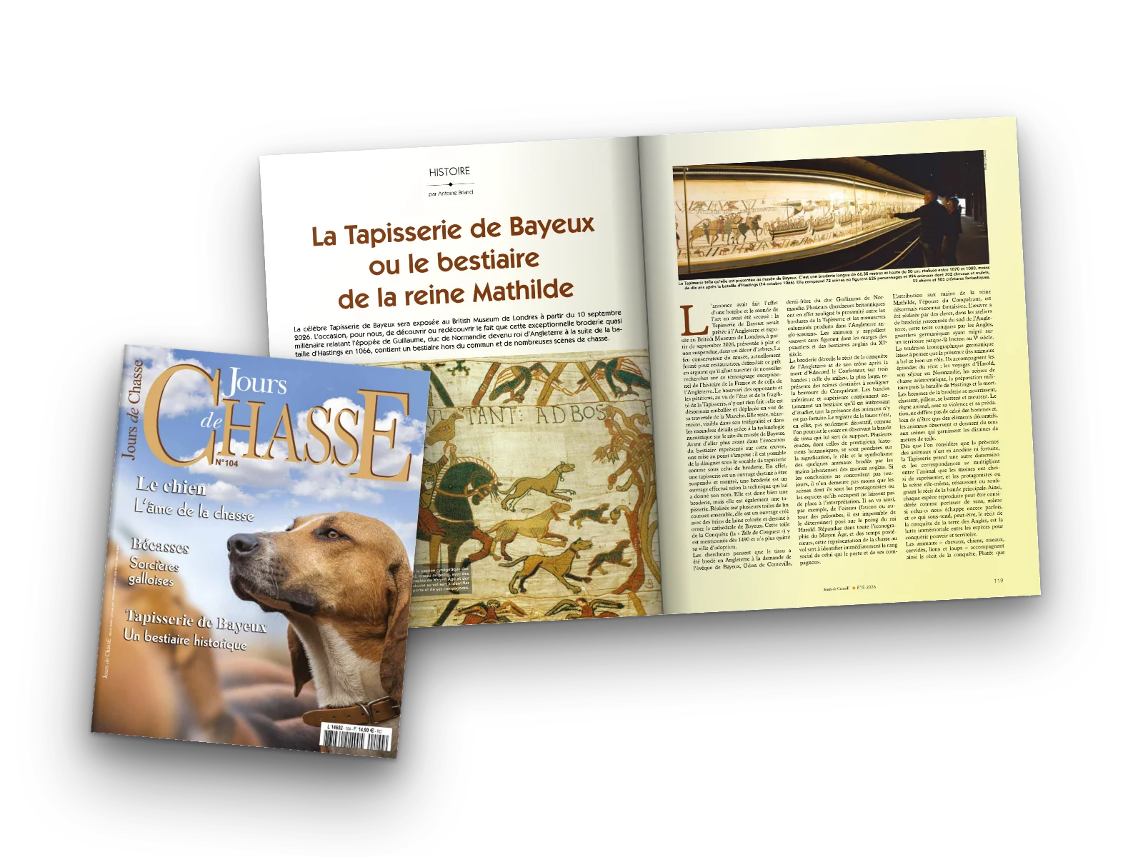 Le numéro 104 de Jours de Chasse posé devant une double page ouverte sur la Tapisserie de Bayeux