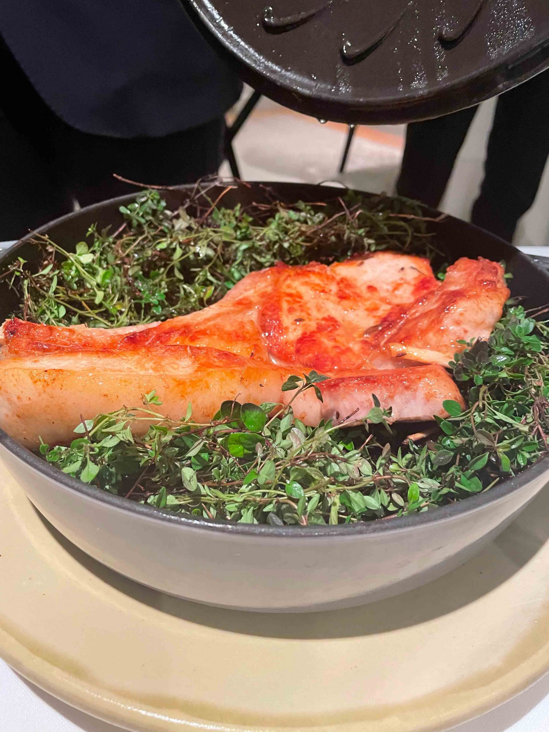 Jacques et Laurent Pourcel et leur côte de veau braisée, fumée au foin
